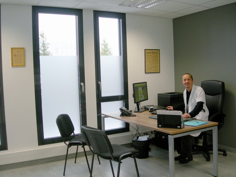 Dr Thomas Raphael arbetar på datorn på sitt kontor