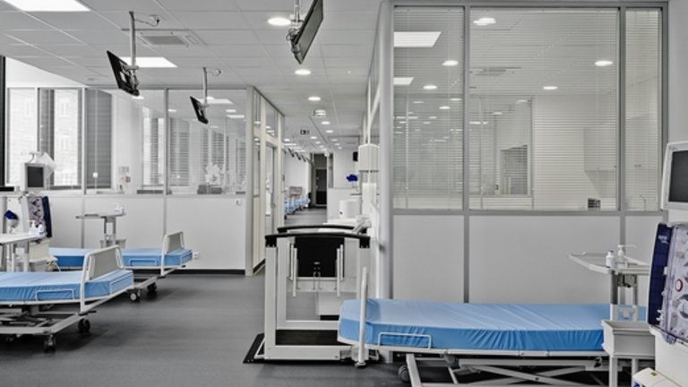 Insidan av en klinik med flera tomma sängar