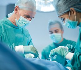 Sjukvårdsteamet utför kirurgi